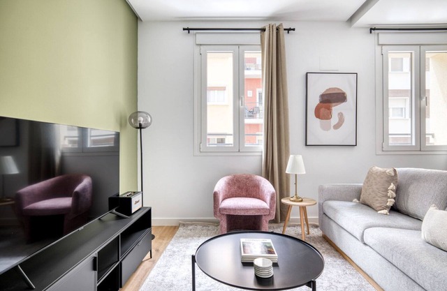 Immpecable Salamanca 3BR w/terrace, by Blueground