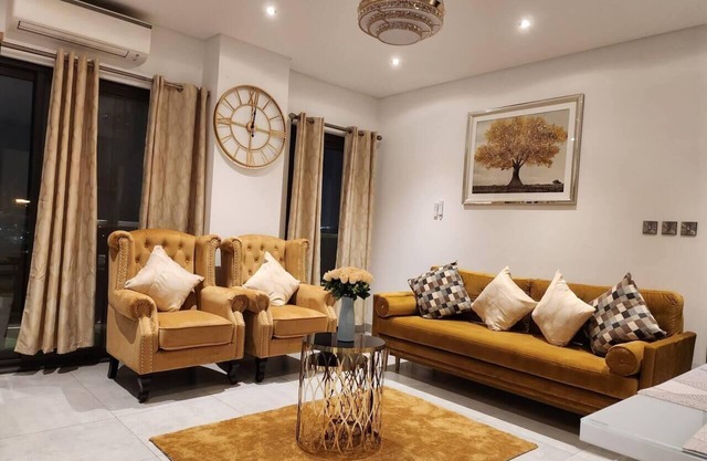 Impeccable & Cozy Gem-5 star Location - Pools, Gym
