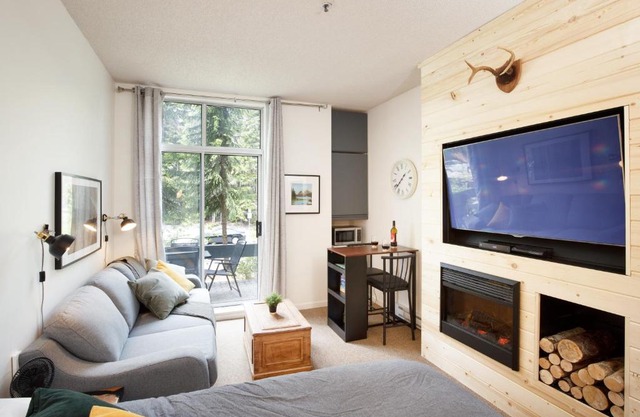 Impeccable Glacier Lodge Hotel Room w Pool+Hot Tub