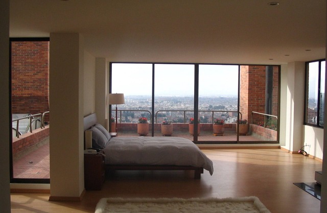 IMPRESIONANTE ATICO AMUEBLADO CON INCREÍBLES VISTAS EN ROSALES-BOGOTA.