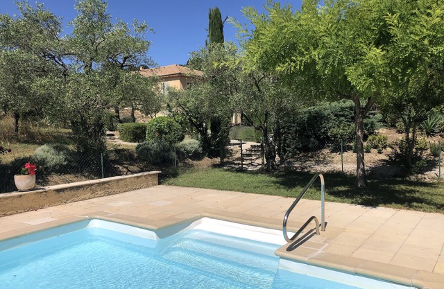 En un campo de olivos, casa para 6-7 personas con una gran piscina.