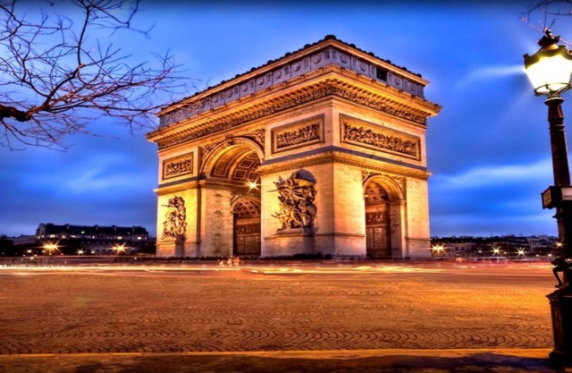 IN AN ELEGANT SETTING AND FLOODED WITH LIGHT – CHAMPS ELYSEES -RUE JEAN MERMOZ