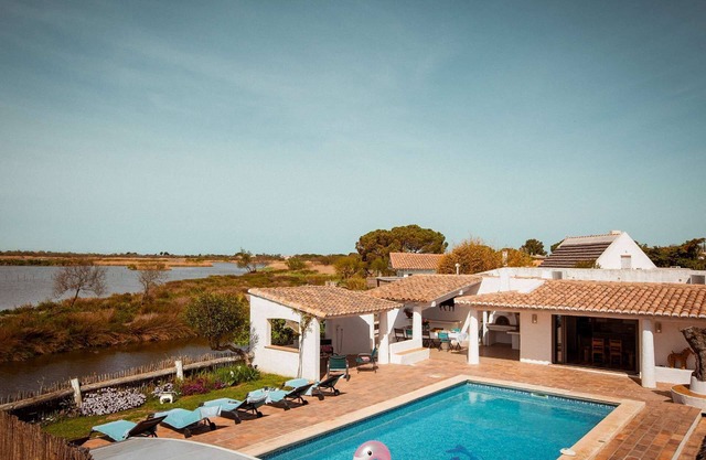 In Saintes-Maries-de-la-Mer, two air-conditioned, typically Camargue houses, swimming pool...
