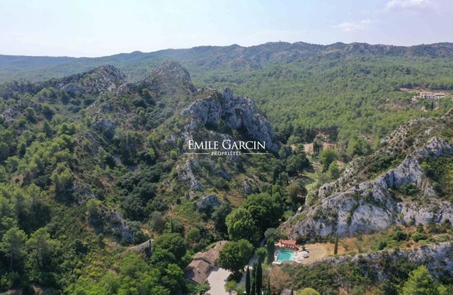 Saint Remy, granja con encanto, piscina climatizada, pista iluminada, 8 dormitorios, cuidador