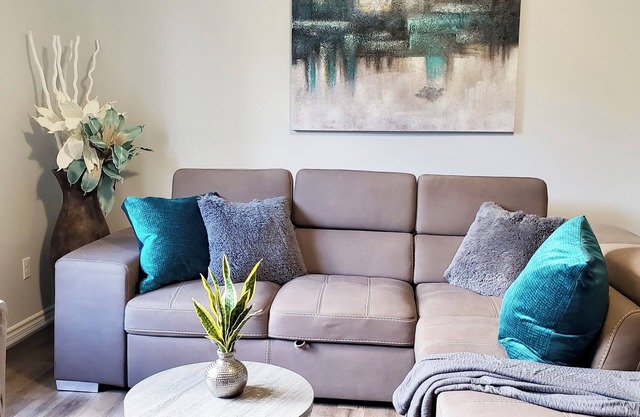 In style 3 Bdrm house- king bed, Netflix, 2 parking