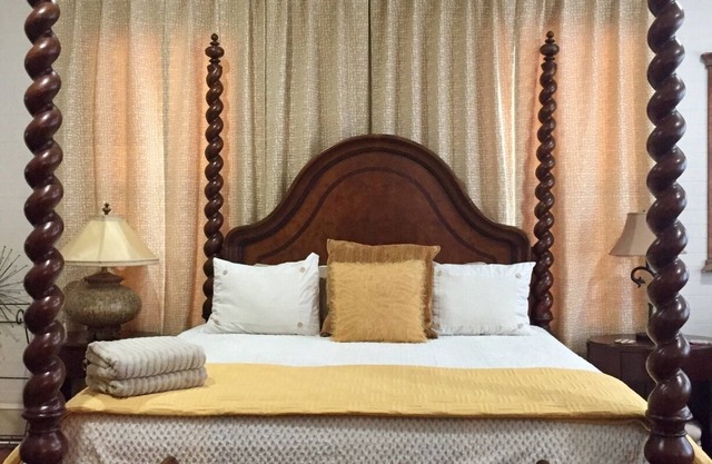 Liberty Guest Room con baño privado en el pasillo.