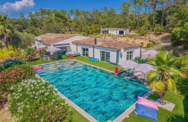 IN THE HEART OF NATURE – NEAR SAINTE-MAXIME – 3 BEDROOMS – SWIMMING POOL