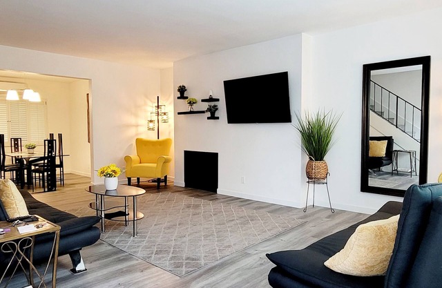 In the heart of Santa Monica 2 bedroom & 2 1/2 bathroom Townhome + prvt parking