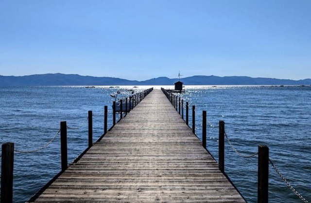 ¡En el corazón de la ciudad de Tahoe! Playa privada y piscina! Camina a cualquier parte