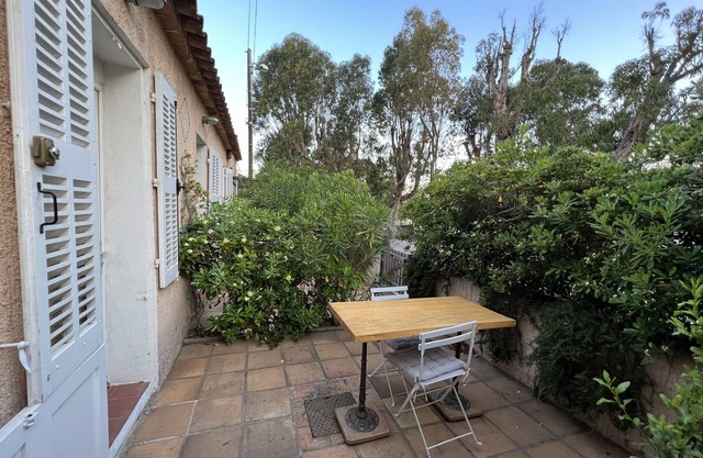 En la parte superior de la plaza del pueblo, estudio de pie, terraza con flores, aire acondicionado.