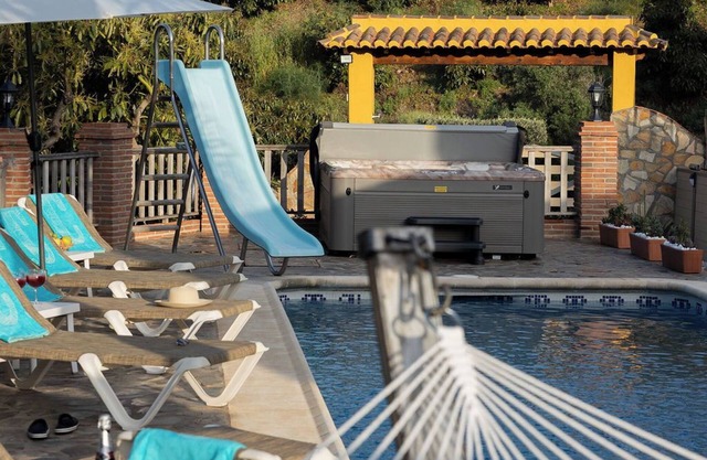 EN LAS MONTAÑAS DE LA COSTA DEL SOL. Villa con piscina privada- jacuzzi caliente