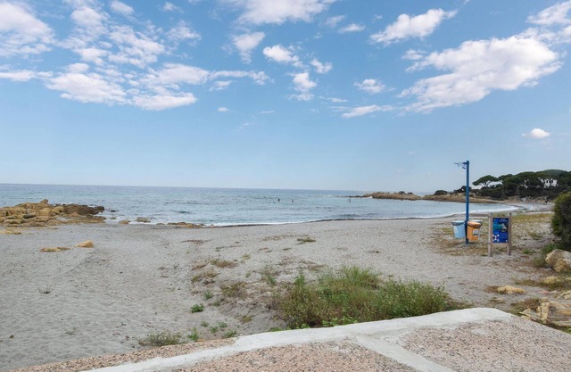 In the small seaside resort of Cala Liberotto, this practical vacation home welcomes you.