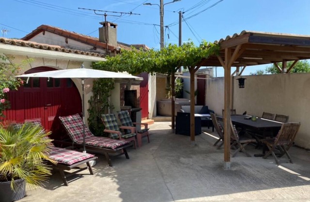 EN VILLA, APARTAMENTO TODO COMODO CON PARKING.