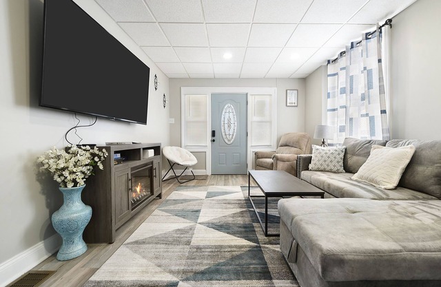 Inclination Vacation: Renovated Luxe 5BR/3.5BA Home, 8 mins to Downtown