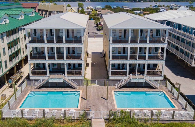¡Increíble espacio de retiro frente al mar para hasta 80 personas con 2 piscinas!