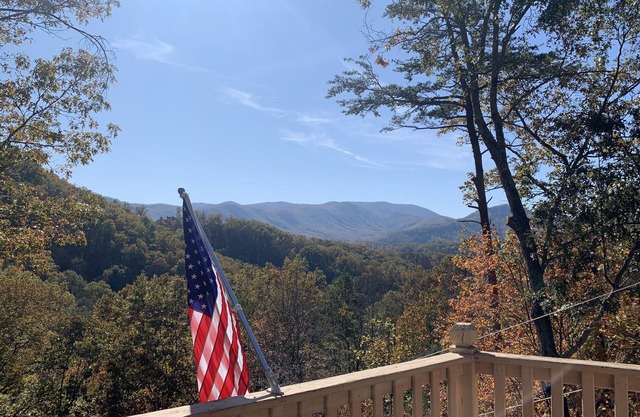 Increíbles vistas al monte, bañera de hidromasaje, 2 suites, WiFi, 3 terrazas, a 10 minutos de Dollywood