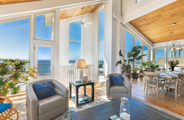 Increíble casa frente al mar con 3 master suites y playa aislada