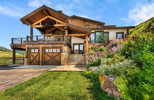 INCREDIBLE views 1 block to ski area, free bus to town, hot tub,