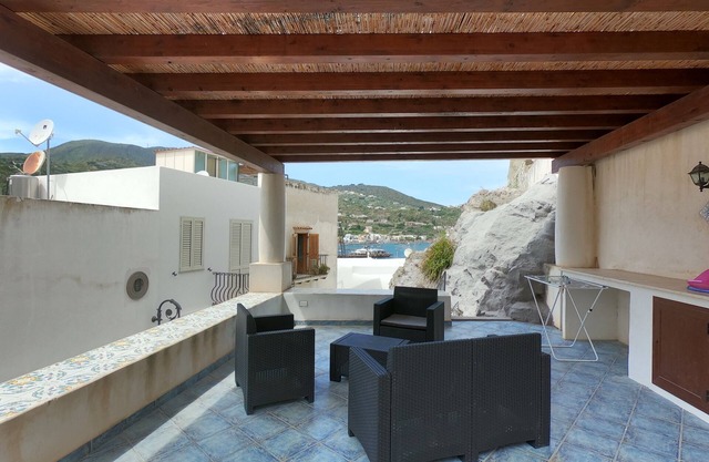 Apartamento independiente con terraza con vistas al mar en el centro histórico de Lipari