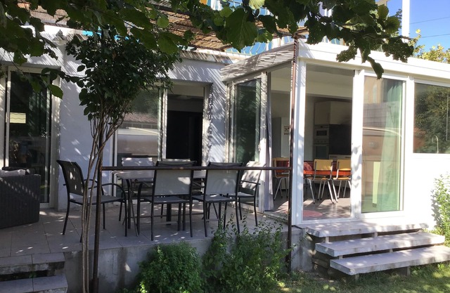 Villa independiente con jardín y zona de piscina cerca del centro