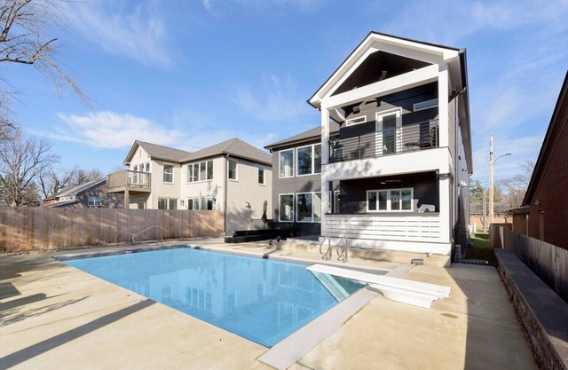 Stylish Surrey Park Home w/ Pool, Fire Pit, Gourmet Kitchen, Outdoor Grill + Bar