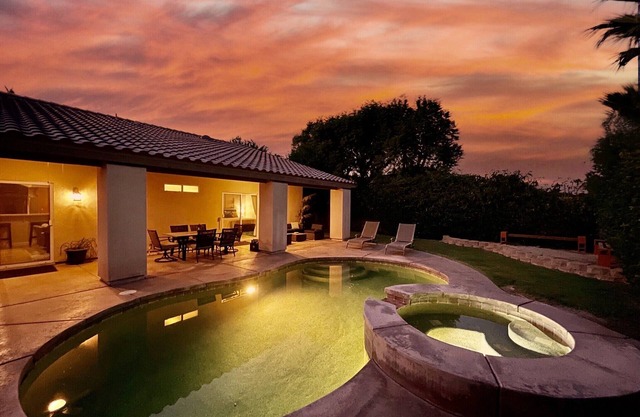 Indio Villa Sleeps 8, Level 2 EV Charger, Heated Private Pool & Spa