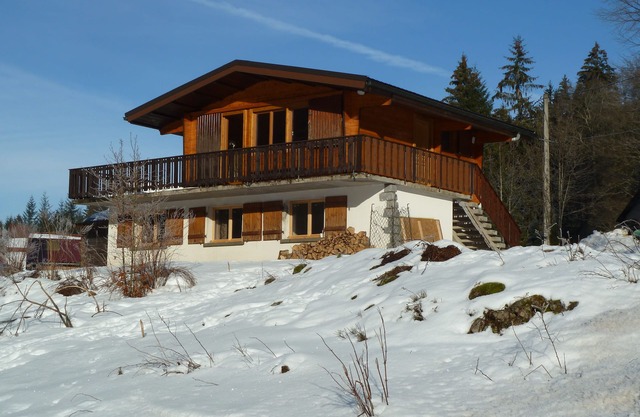 Chalet individual a 10 minutos de las pistas de esquí y a 2 minutos del lago, tranquilo