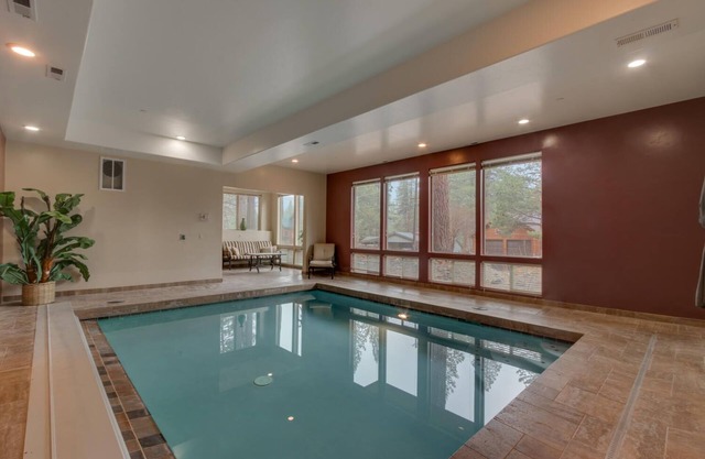 Evergreen Estate: piscina cubierta, spa, sauna, mesa de billar, parrilla, wifi, a 5 minutos de Heavenly + Casinos + Lake