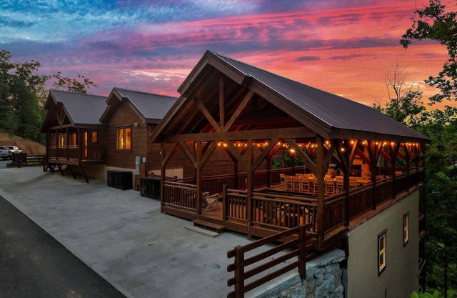 Indoor Pool - Epic Game Room - MiniGolf - 24 Guests - 8 Bedrooms