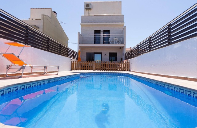 INNOUTHOME MAGNÍFICA CASA FAMILIAR CON PISCINA, BBQ, WIFI Y AIRE-11 DE SETEMBRE