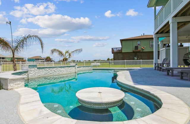 Insta-ahhh | Multiple Balconies, Private Pool!