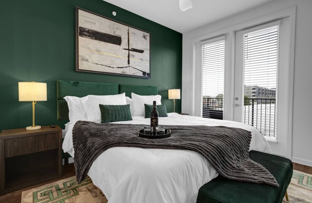 Intimate Flat w/ Pool, Gym, & Stunning City Views