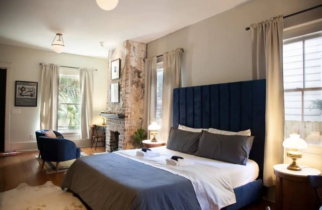 Intimate Library Studio - Minutes from Forsyth Park
