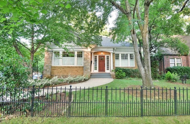 Intown Dream: Super Clean with 6 Bedrooms