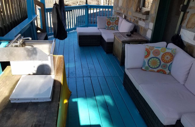 Iris's lake house w/2 kayaks and lake access, hammock,16x16ft deck w/ lake veiw