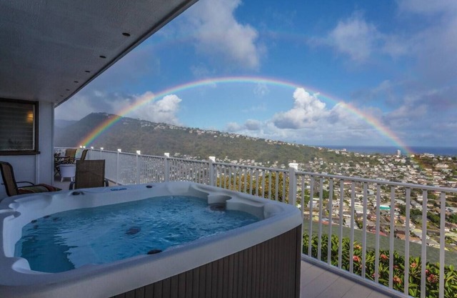 This duplex is a 7 bedroom(s), 6 bathrooms, located in Honolulu, HI.