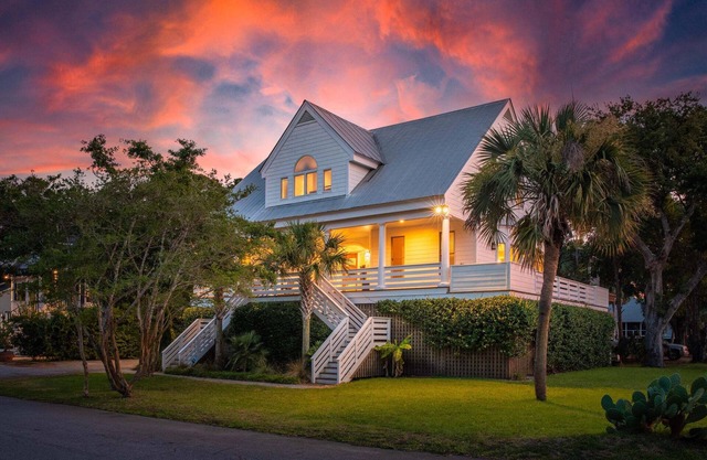 Island Escape: Luxe Home w/ Porch, Golf Course Views & Walk to Beach