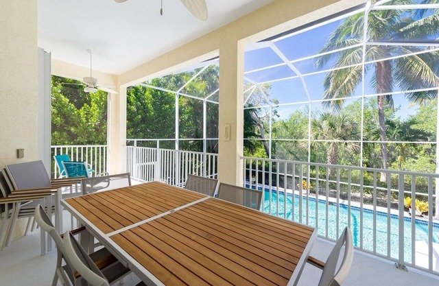 Island Home w/ Pool, covered deck outdoor dining,15min walk to beach, desk