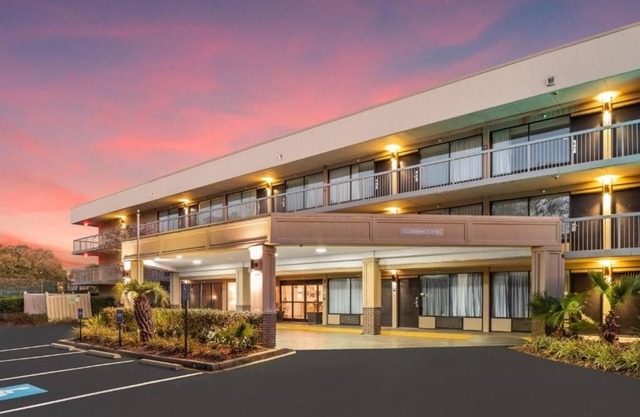 Island Retreat: Enjoy Comfy Room w/ Pool & Free Continental Breakfast, 3 Rooms