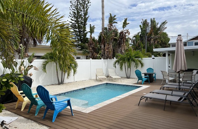 Recientemente renovado, cerca de la playa y restaurantes con piscina privada climatizada.