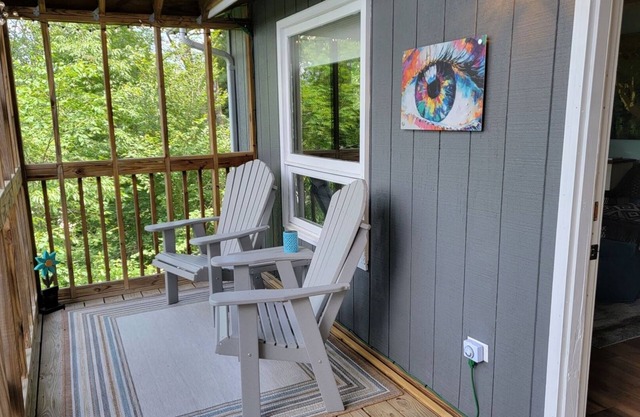 It`s all new at Village Sunset, sweet little hideaway in town, screened porch,