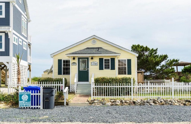 Ivy Cottage by Oak Island Accommodations