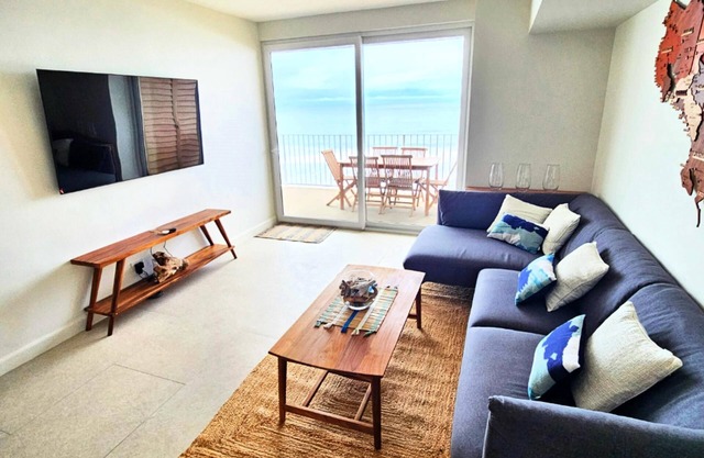 Jaco Beachfront Oasis 2-bedroom condo on Jaco Beach with AC, fitness room, WiFi