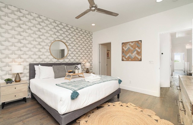Jade - Private Patio and Balcony - Near Germantown