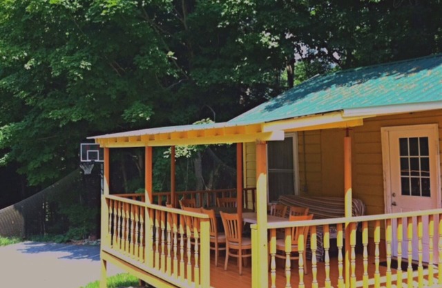 Japan style Bungalow / shared pool 8 min bethel woods 10m Casino