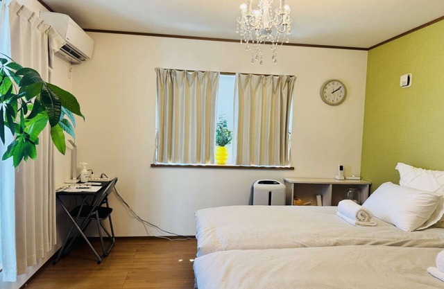 Newly built Japanese house in the western suburbs of Tokyo, 1 km from Tama Art University, 3 stations from Sanrio Puroland, 1 station from Mitsui Outlet Park, 30 min. drive to Mt. Takao, 1 hr. to Mt!