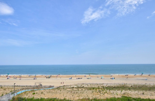 Impresionante vista @ Sea Colony Oceanfront 3 BR Condo con renovación de 5 estrellas !!