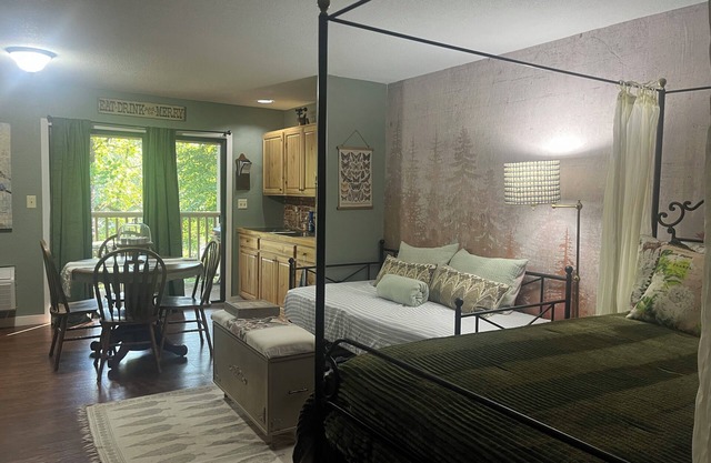 JayBird's Nest at Rumbling Bald in Lake Lure w/ pools, sauna, lake, spa, golf