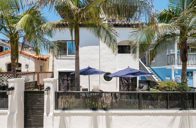 ¡Casas adosadas dobles en 1 lote! ¡Suficiente espacio para 16!