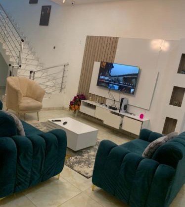 Jilles apartments -4bedroomduplex24hrlight&security